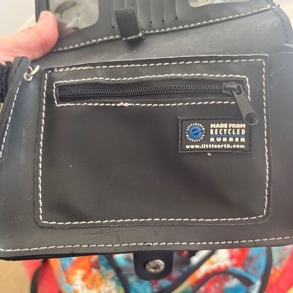 Vtg Little Earth Black Recycled Rubber Bottle Cap Closure Crossbody Purse - Picture 9 of 10